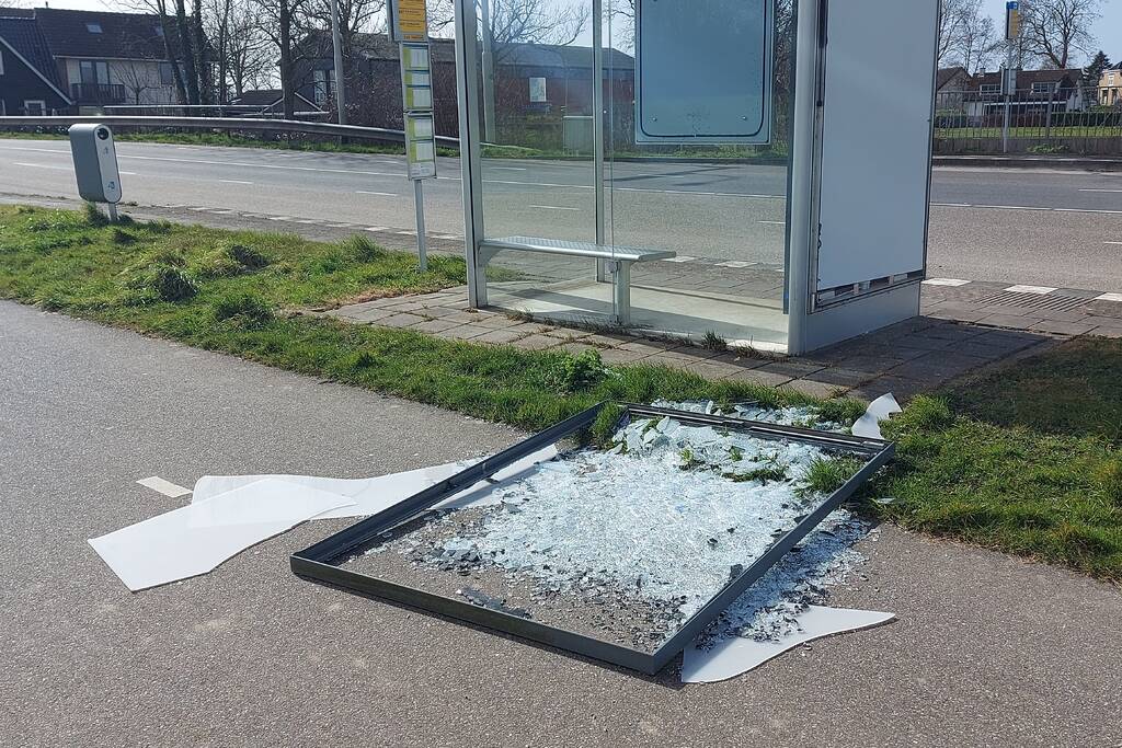 Reclamezuil bushokje waait aan diggelen