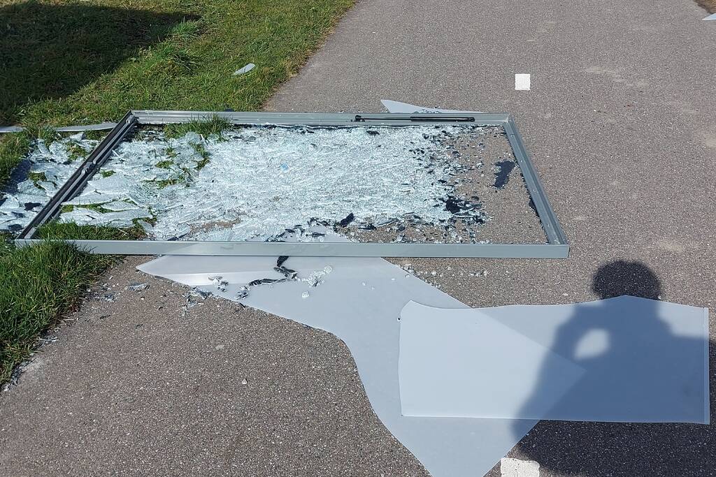 Reclamezuil bushokje waait aan diggelen