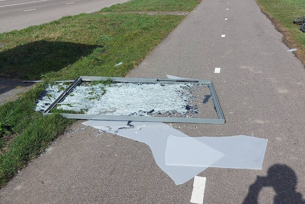 Reclamezuil bushokje waait aan diggelen