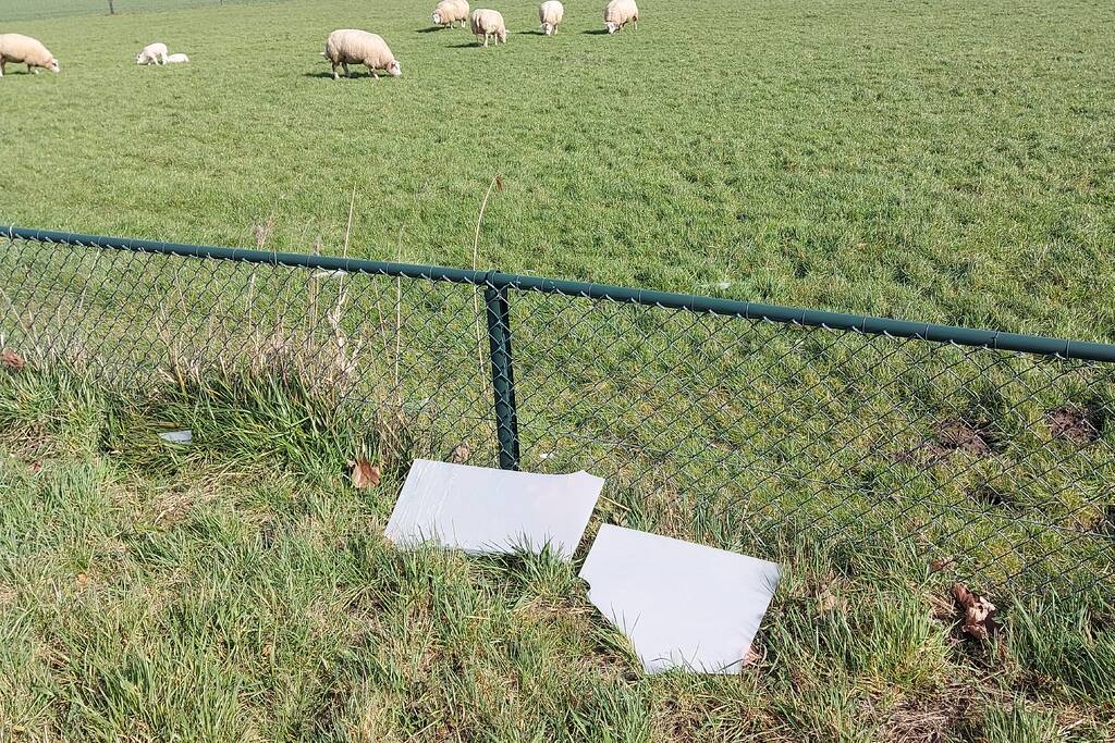 Reclamezuil bushokje waait aan diggelen