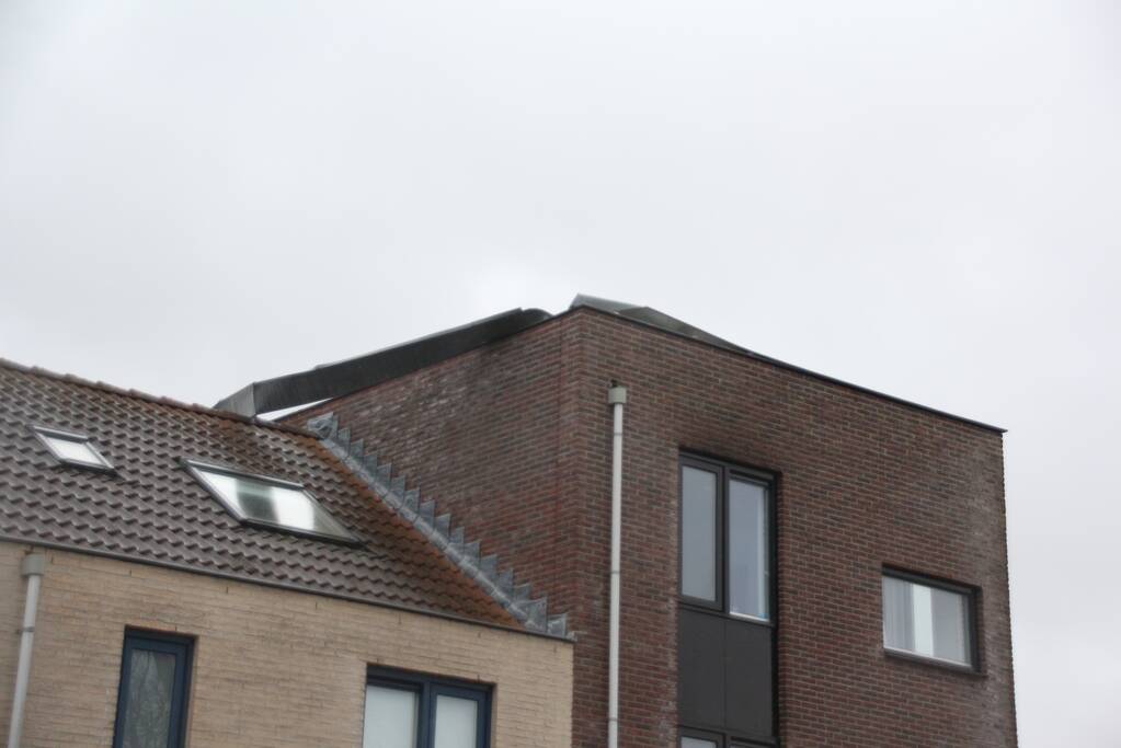 Dakdelen laten los door storm