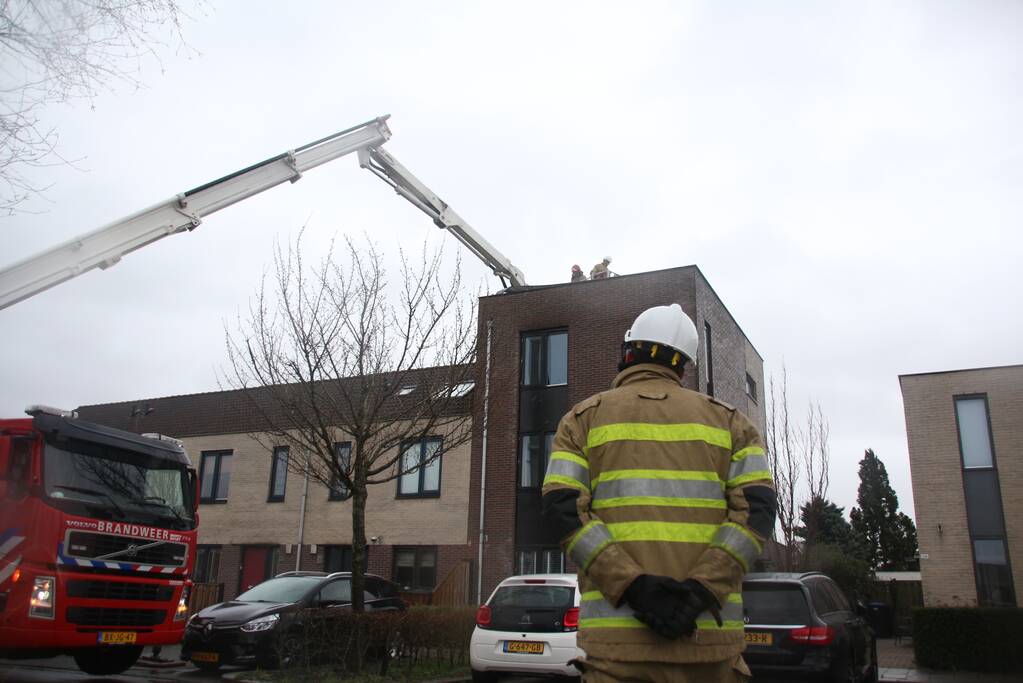 Dakdelen laten los door storm