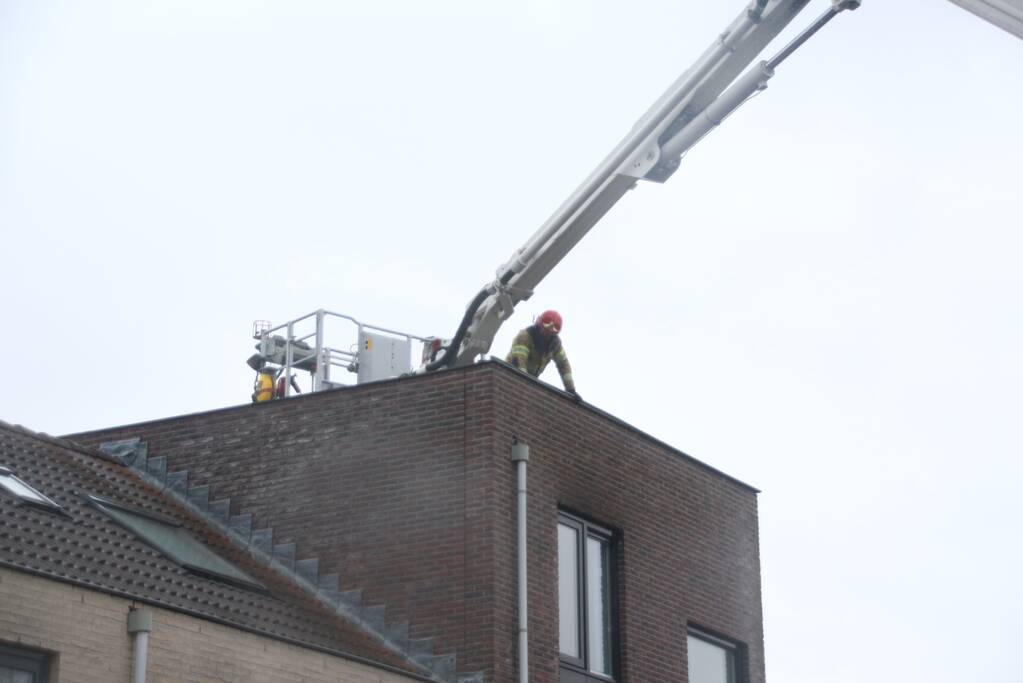 Dakdelen laten los door storm