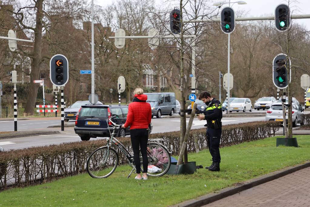 Vrouw gaat onderuit en raakt gewond