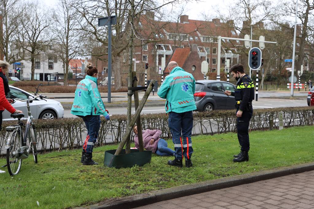 Vrouw gaat onderuit en raakt gewond