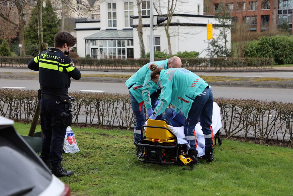 Vrouw gaat onderuit en raakt gewond