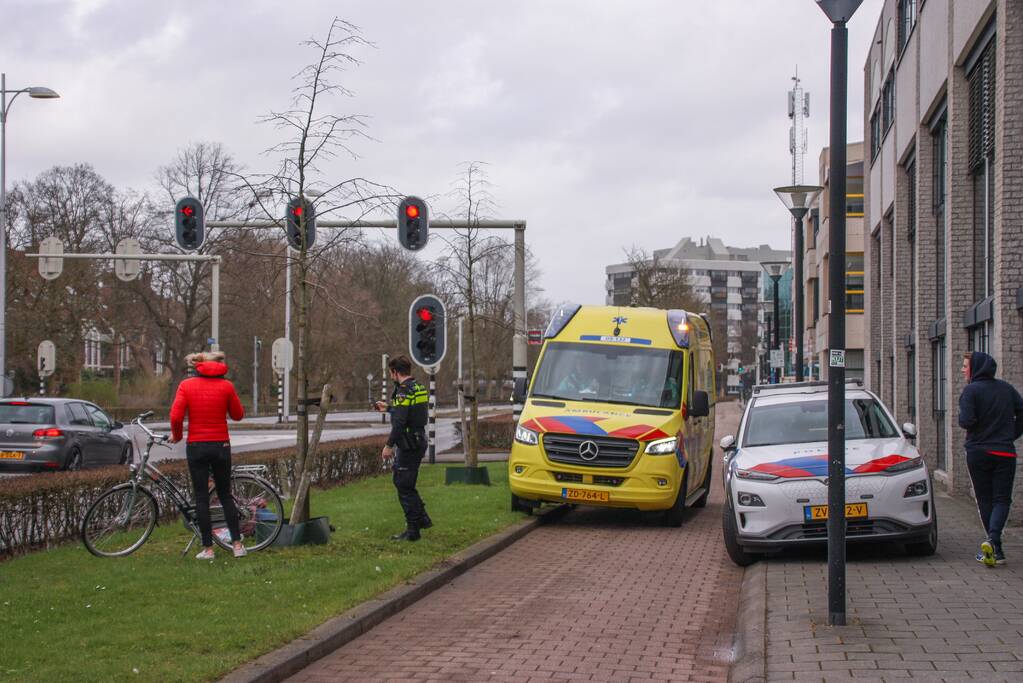 Vrouw gaat onderuit en raakt gewond
