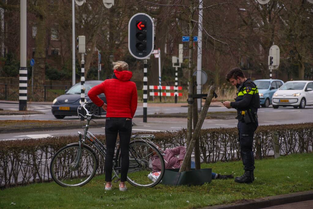 Vrouw gaat onderuit en raakt gewond