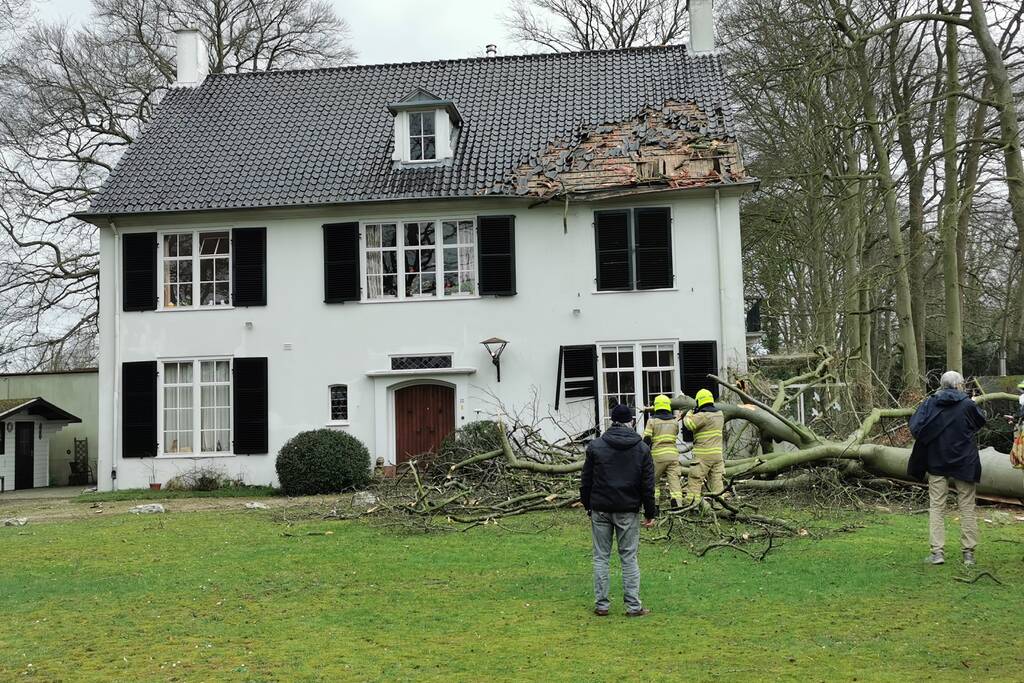 Dak flink beschadigd door de storm