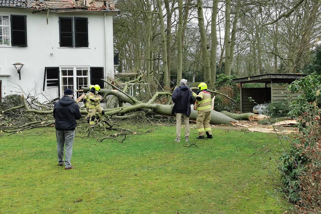 Dak flink beschadigd door de storm