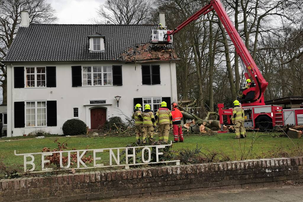 Dak flink beschadigd door de storm