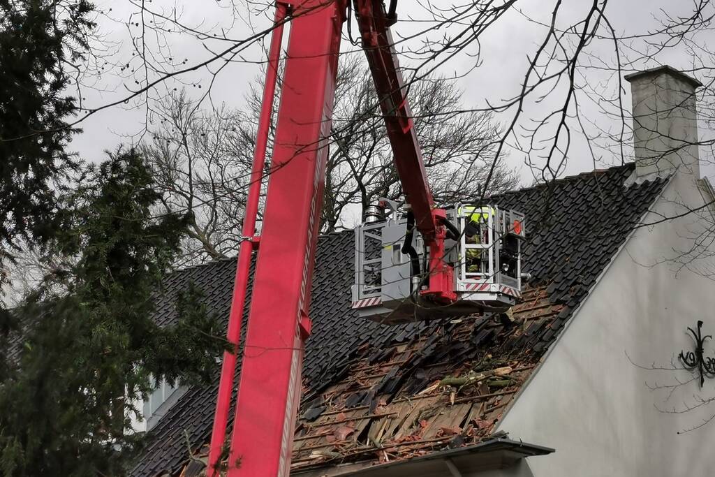 Dak flink beschadigd door de storm