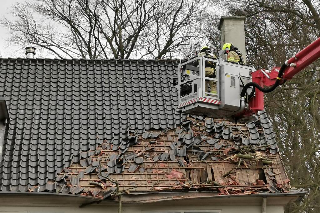 Dak flink beschadigd door de storm