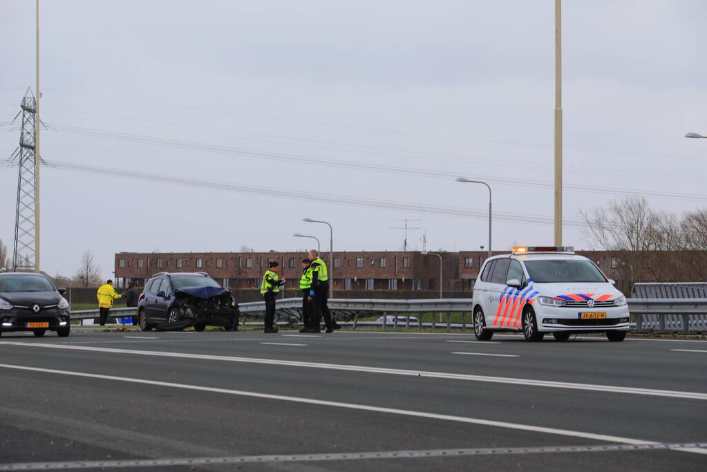 Auto rijdt vol de vangrail ingereden