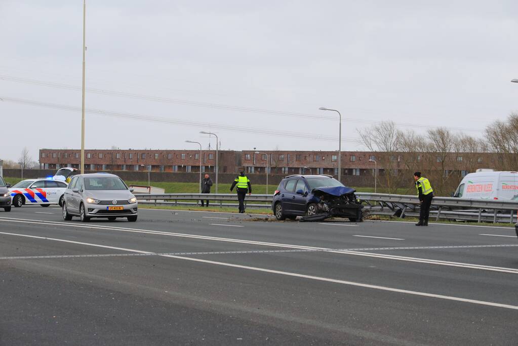 Auto rijdt vol de vangrail ingereden