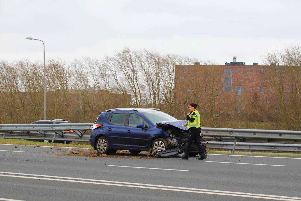 Auto rijdt vol de vangrail ingereden