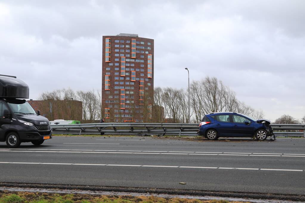 Auto rijdt vol de vangrail ingereden