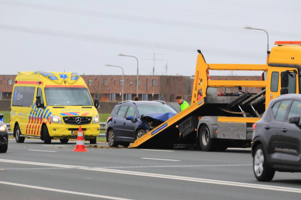 Auto rijdt vol de vangrail ingereden