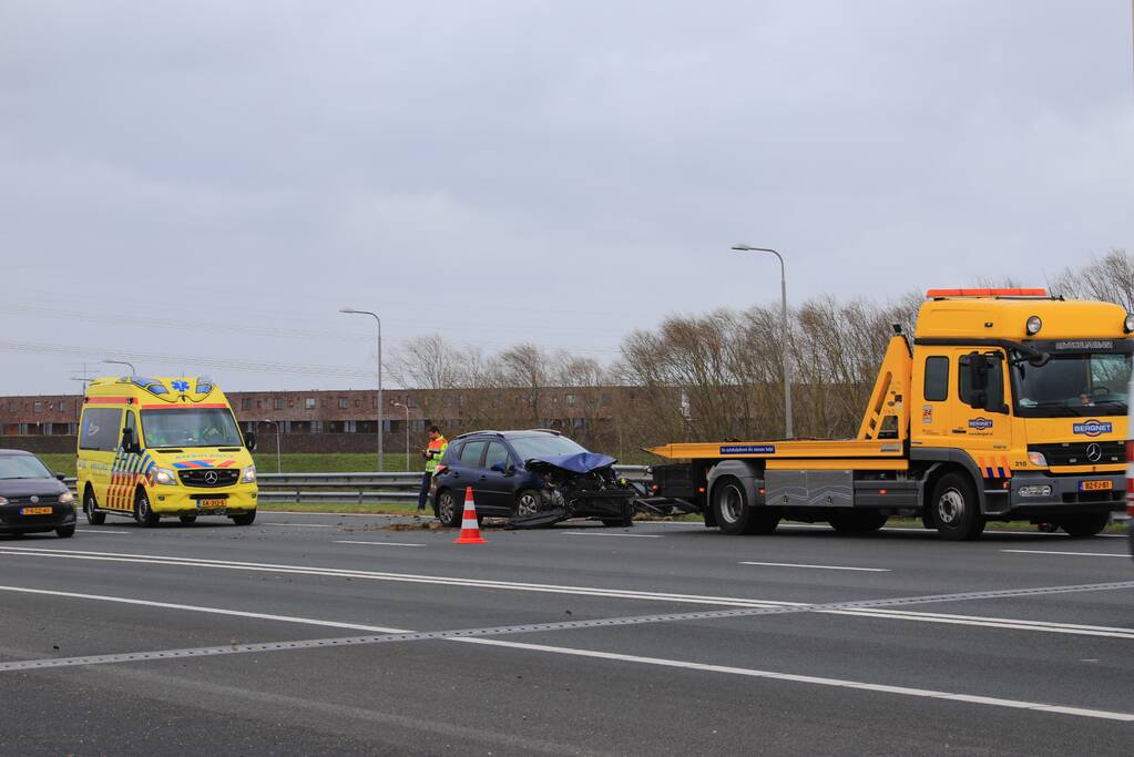 Auto rijdt vol de vangrail ingereden