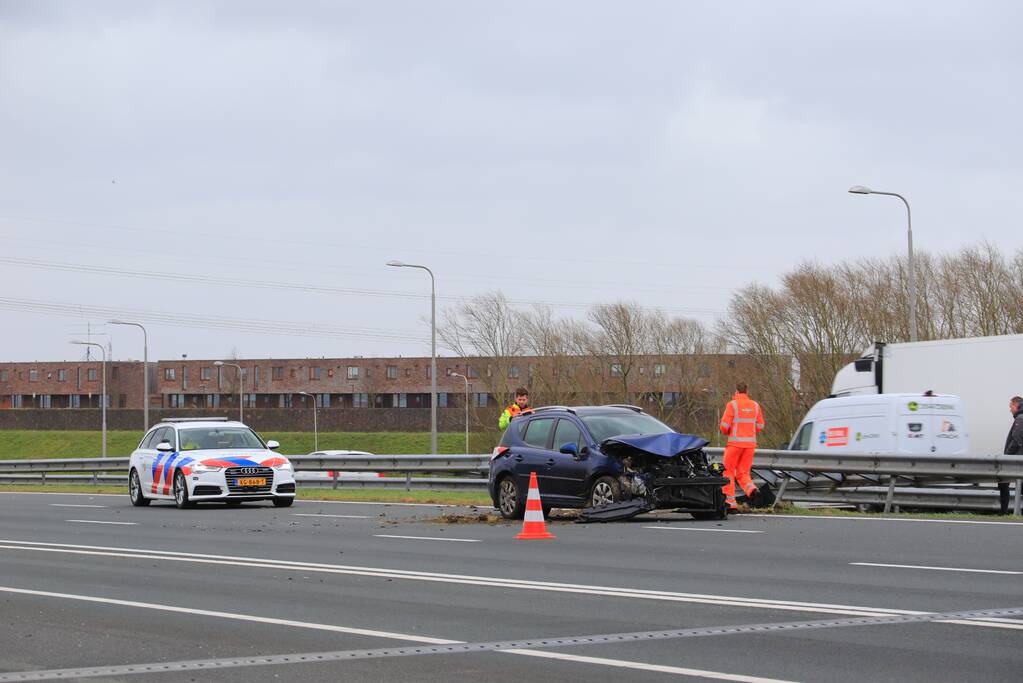 Auto rijdt vol de vangrail ingereden