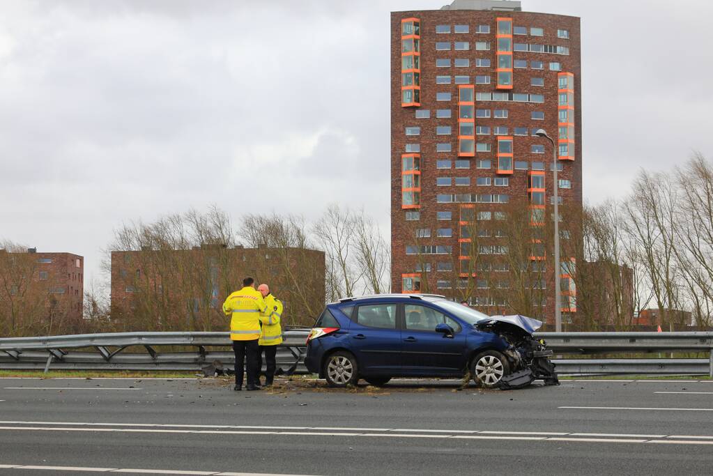 Auto rijdt vol de vangrail ingereden