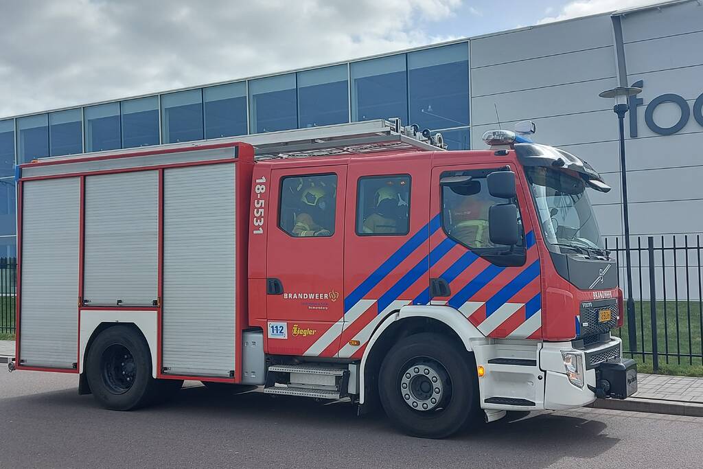 Dakplaat losgelaten door storm