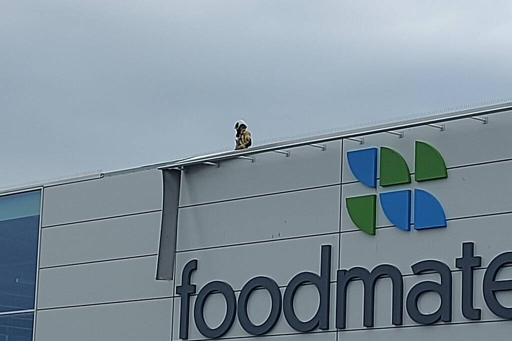 Dakplaat losgelaten door storm