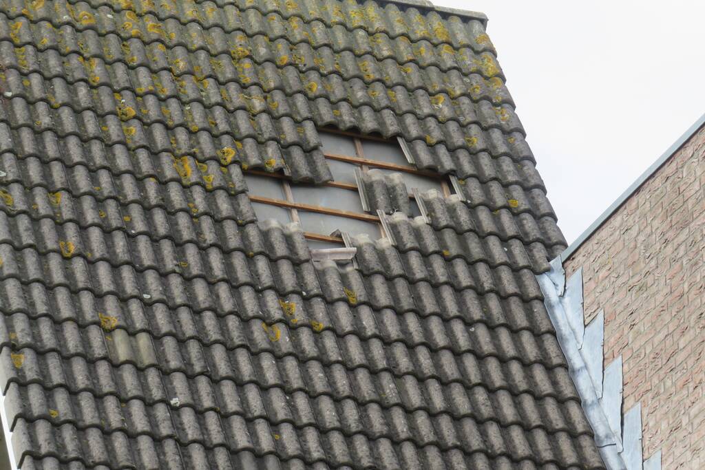 Dakpannen vallen van dak door storm