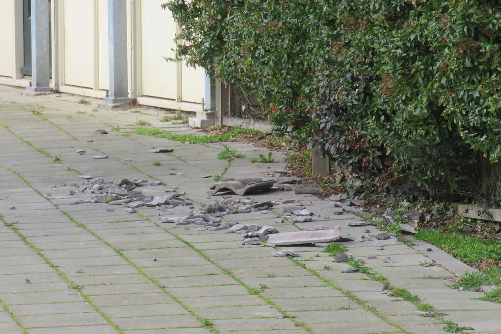Dakpannen vallen van dak door storm