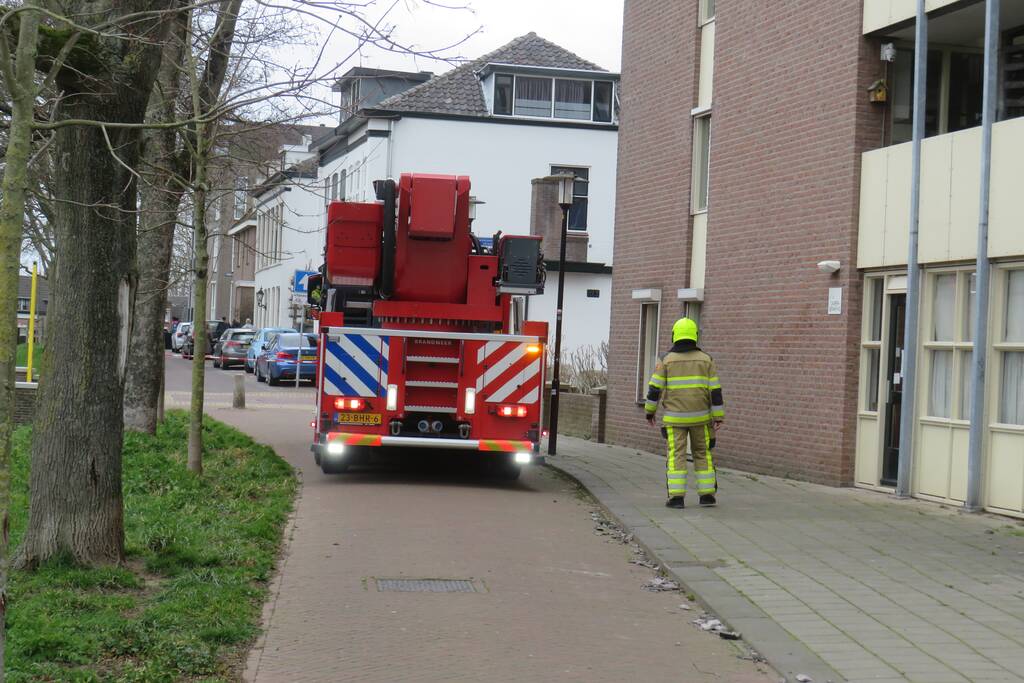 Dakpannen vallen van dak door storm