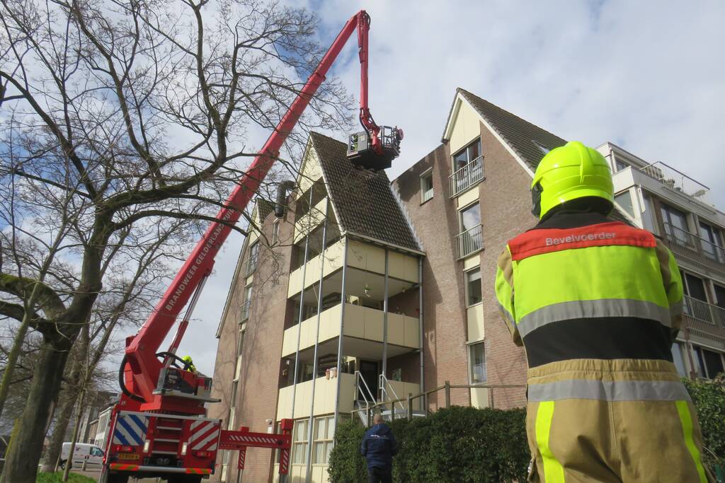 Dakpannen vallen van dak door storm