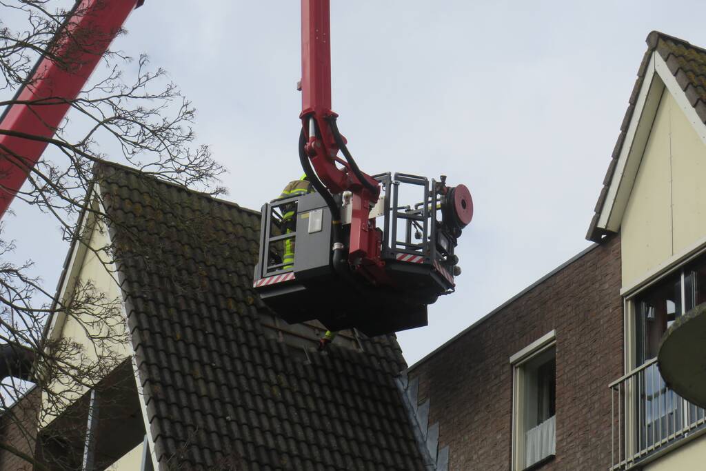 Dakpannen vallen van dak door storm