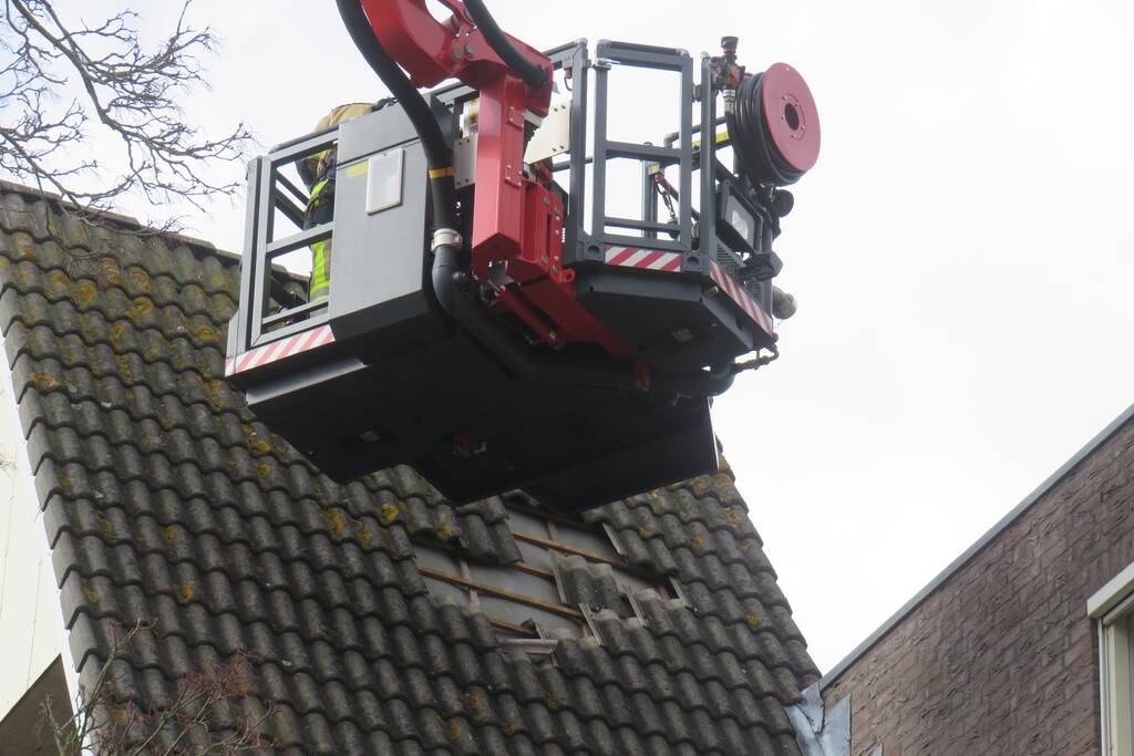 Dakpannen vallen van dak door storm