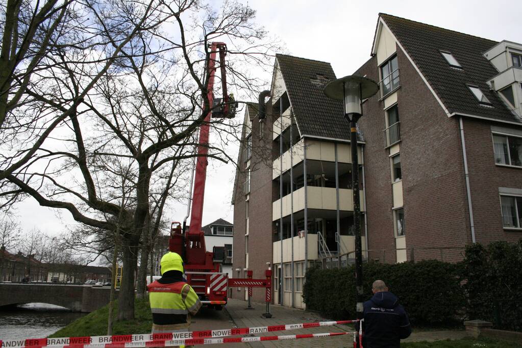 Dakpannen vallen van dak door storm