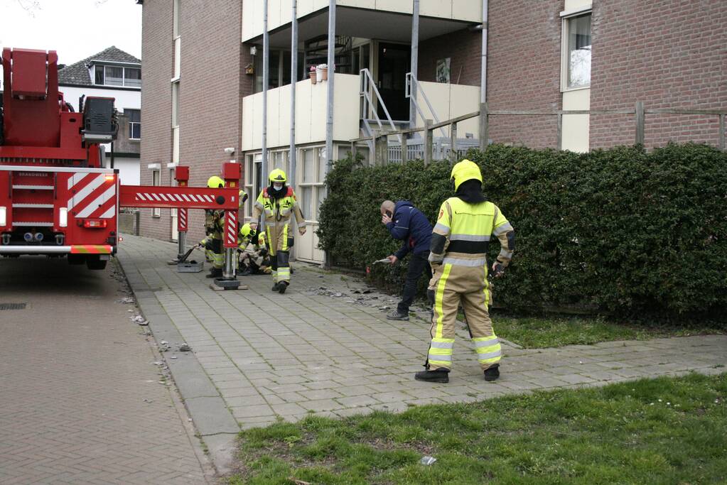 Dakpannen vallen van dak door storm