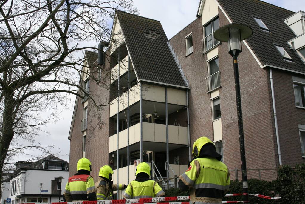 Dakpannen vallen van dak door storm