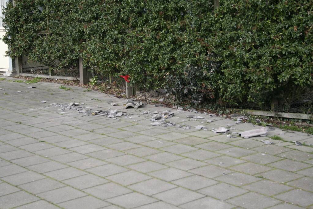 Dakpannen vallen van dak door storm