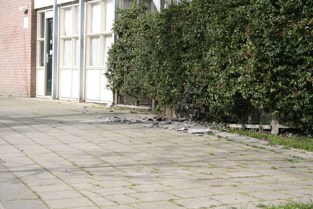 Dakpannen vallen van dak door storm