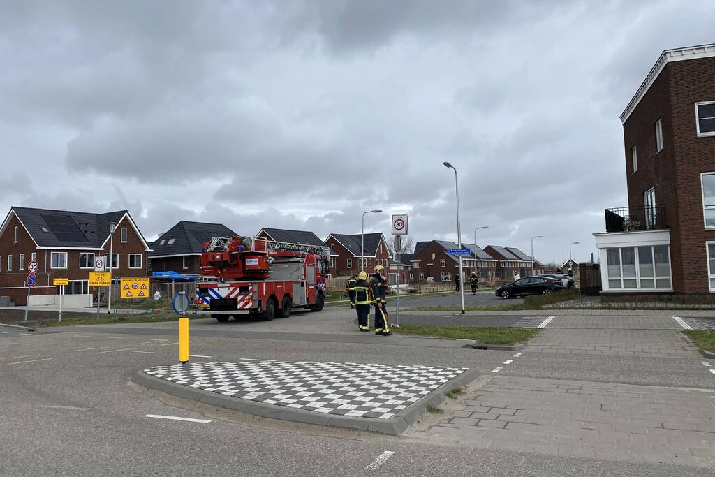 Brandweer haalt losgewaaide platen van dak