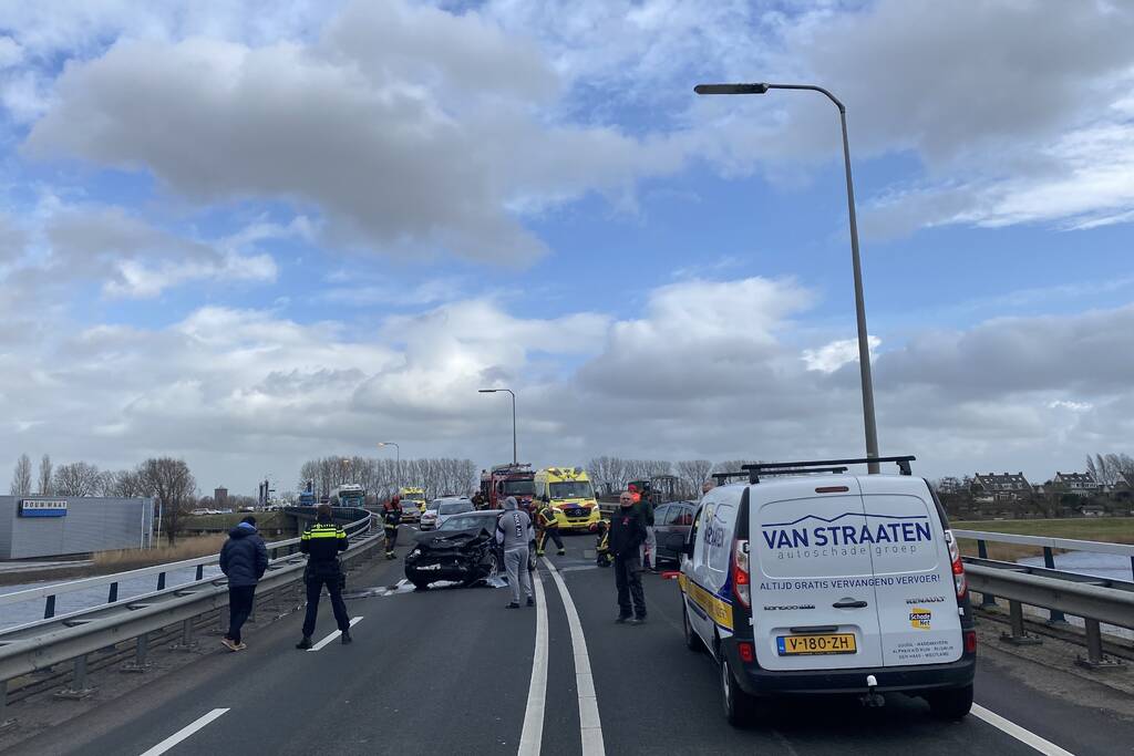 Enorme schade bij frontale aanrijding