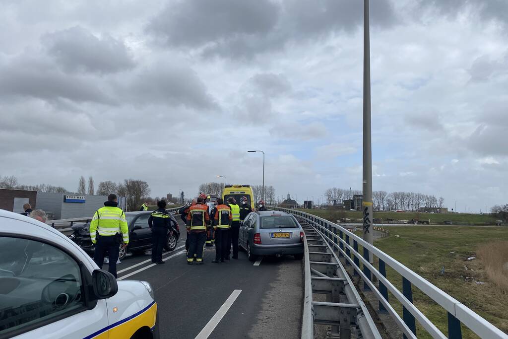 Enorme schade bij frontale aanrijding