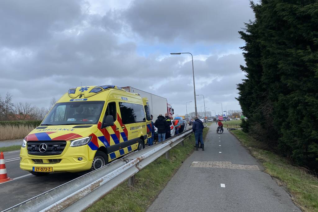 Inzittende gewond uit auto gehaald