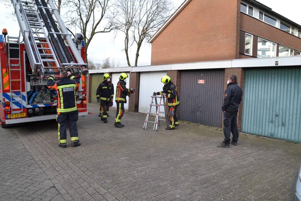 Brandweer legt losliggende dakpannen goed