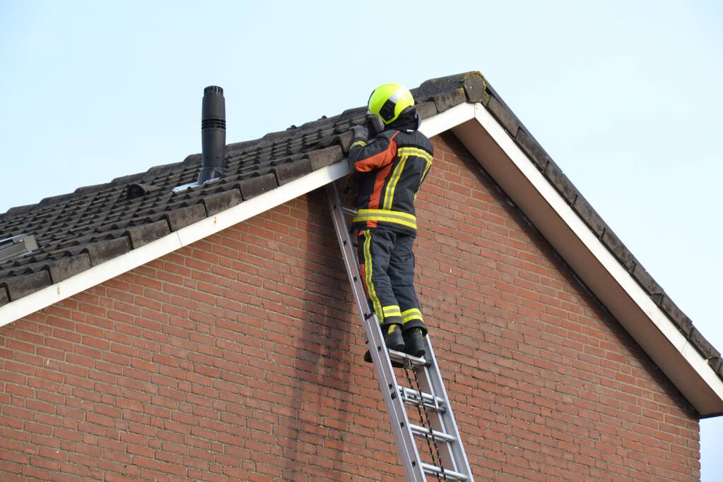 Brandweer legt losliggende dakpannen goed