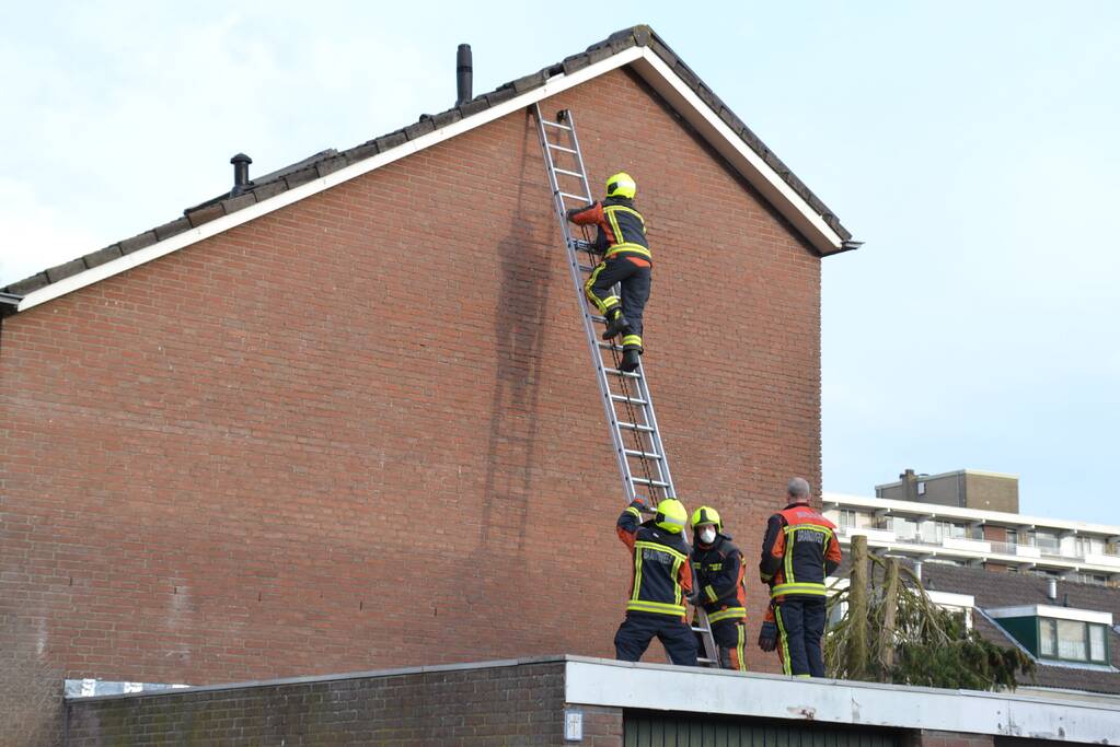 Brandweer legt losliggende dakpannen goed