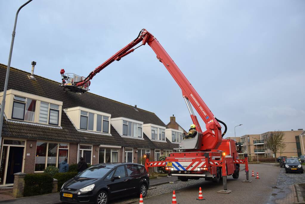 Brandweer legt losliggende dakpannen terug