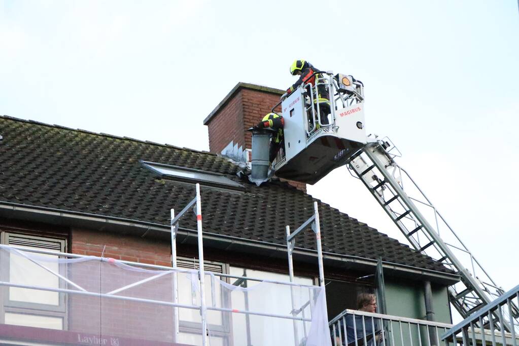Brandweer verwijderd loszittend afzuigpijp van het dak