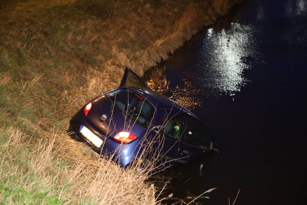 Auto raakt te water