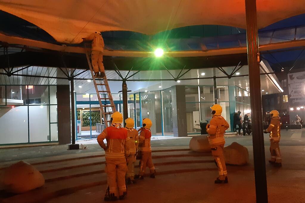 Brandweer ingezet voor loszittend zeil