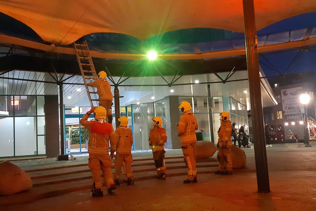 Brandweer ingezet voor loszittend zeil